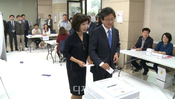 [디지털경제TV]아내와 함께 투표하는 바른정당 유승민 후보